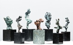 Ergin İnan imzalı mermer kaideli Bronz döküm heykeller 2007 yılı.jpeg